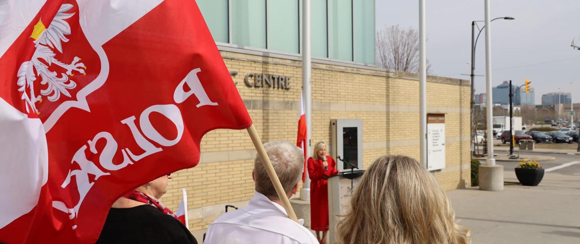 wciągnięcie polskiej flagi przed ratuszem w Mississauga