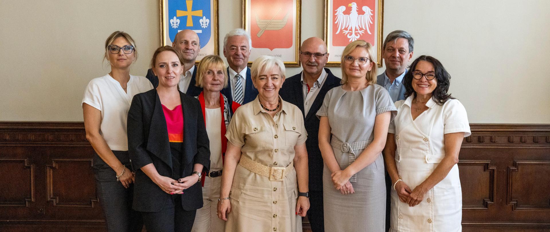 Pamiątkowe zdjęcie uczestników spotkania. 