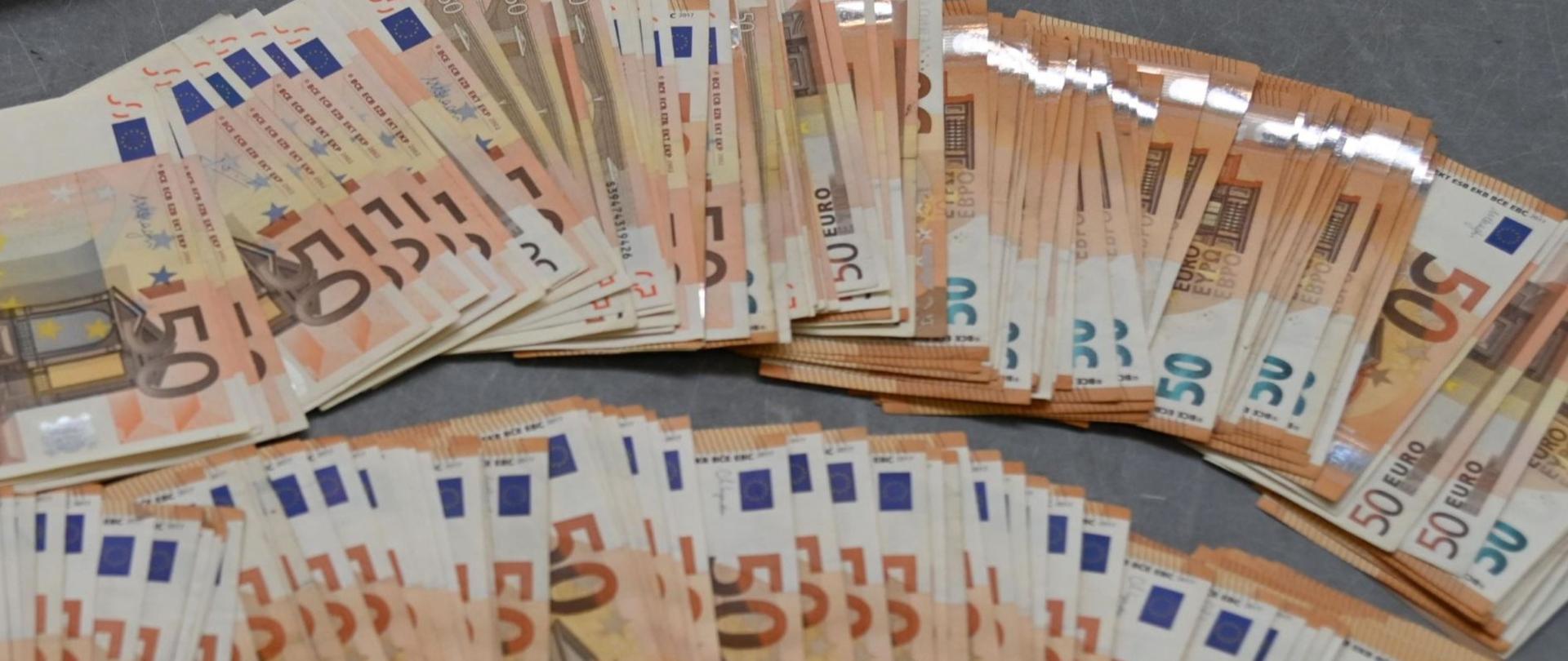 Rozłożone pliki banknotów