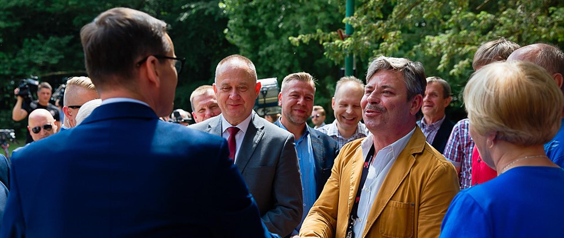 Premier wita się z mieszkańcami.