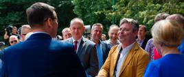 Premier wita się z mieszkańcami.