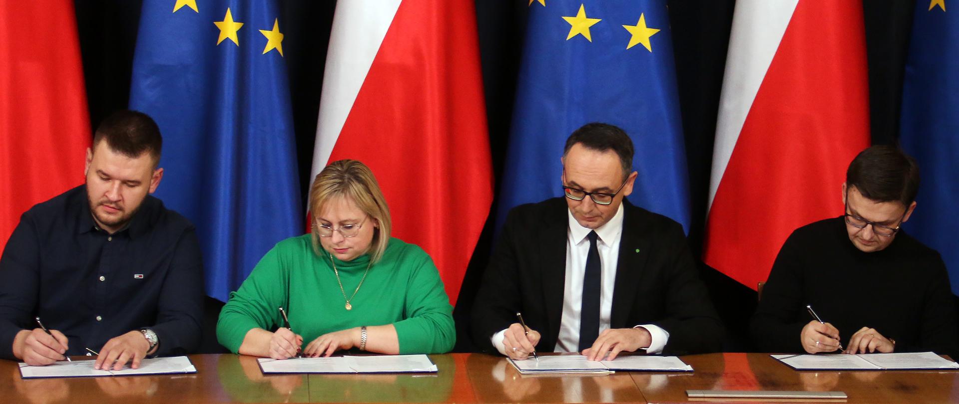 Organizatorzy trwających od 6 listopada 2023 r. zgromadzeń przed drogowymi przejściami granicznymi w Dorohusku, Hrebennem i Korczowej podpisali 16 stycznia 2024 r. z ministrem infrastruktury Dariuszem Klimczakiem porozumienie, na mocy którego zawieszają protesty do 1 marca 2024 r.