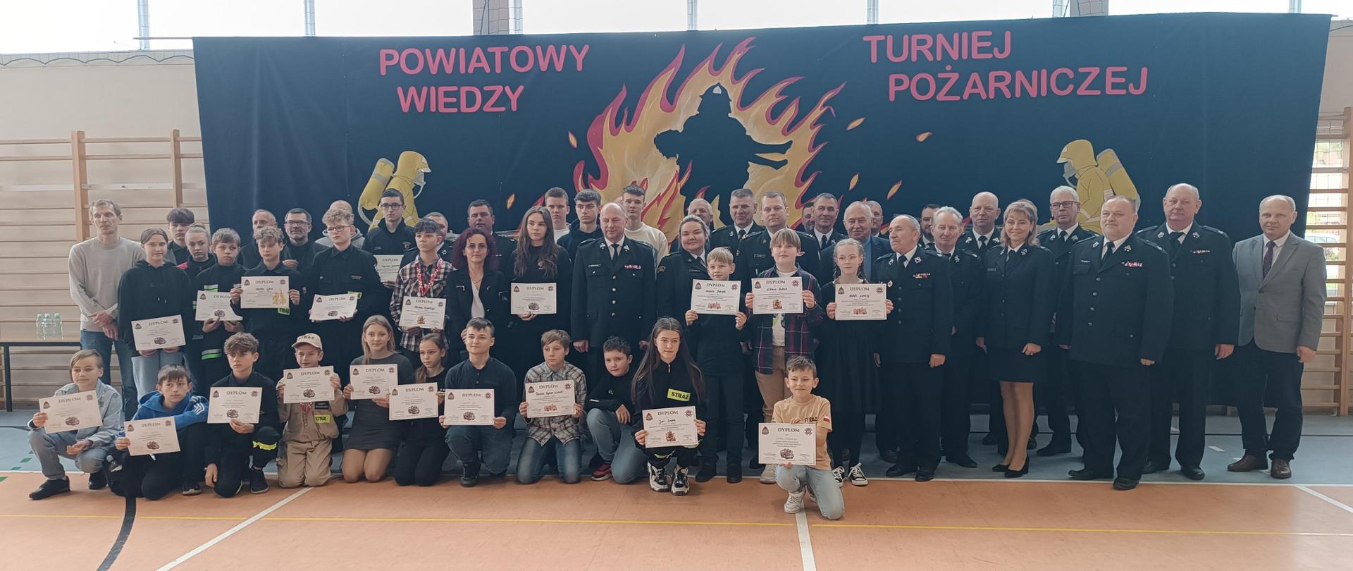 Zdjęcie grupowe wszystkich uczestników powiatowych eliminacji OTWP Młodzież zapobiega pożarom. 