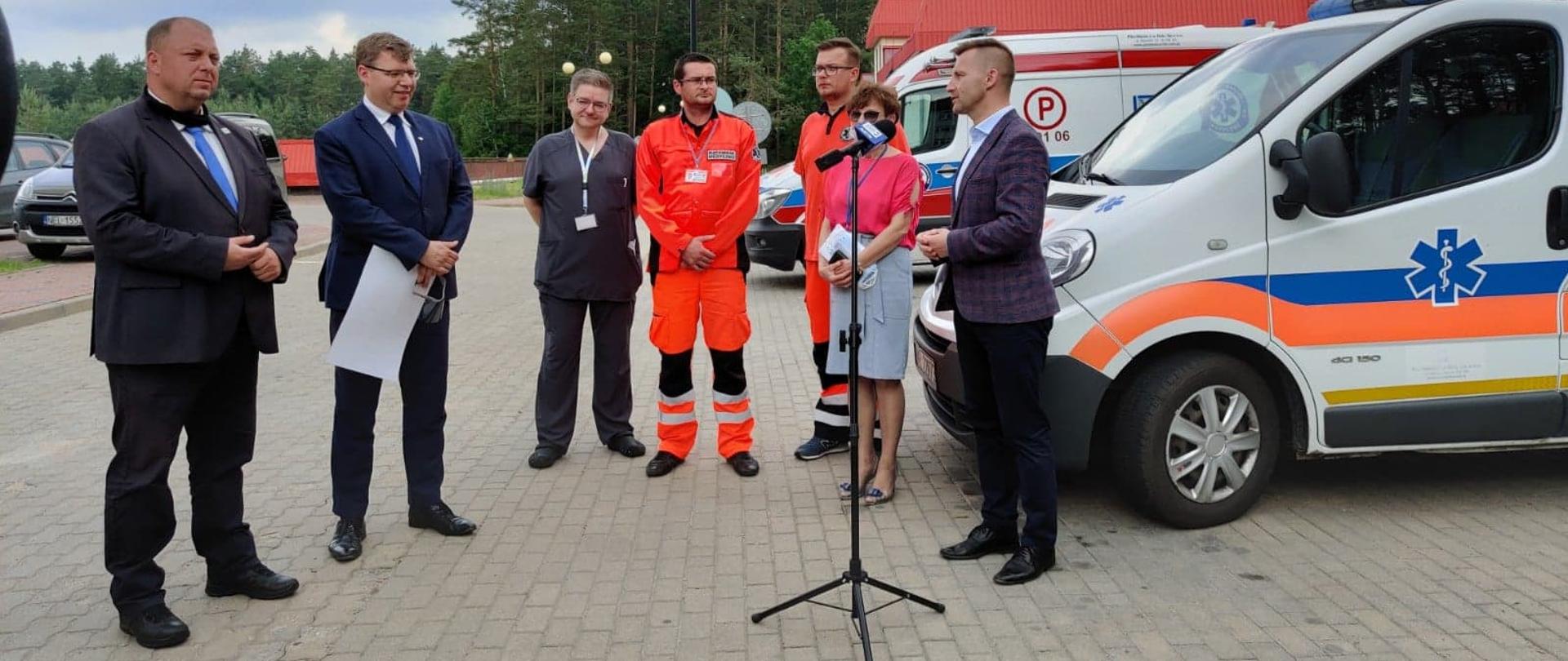 Nowa karetka dla szpitala w Ełku od Wojewody