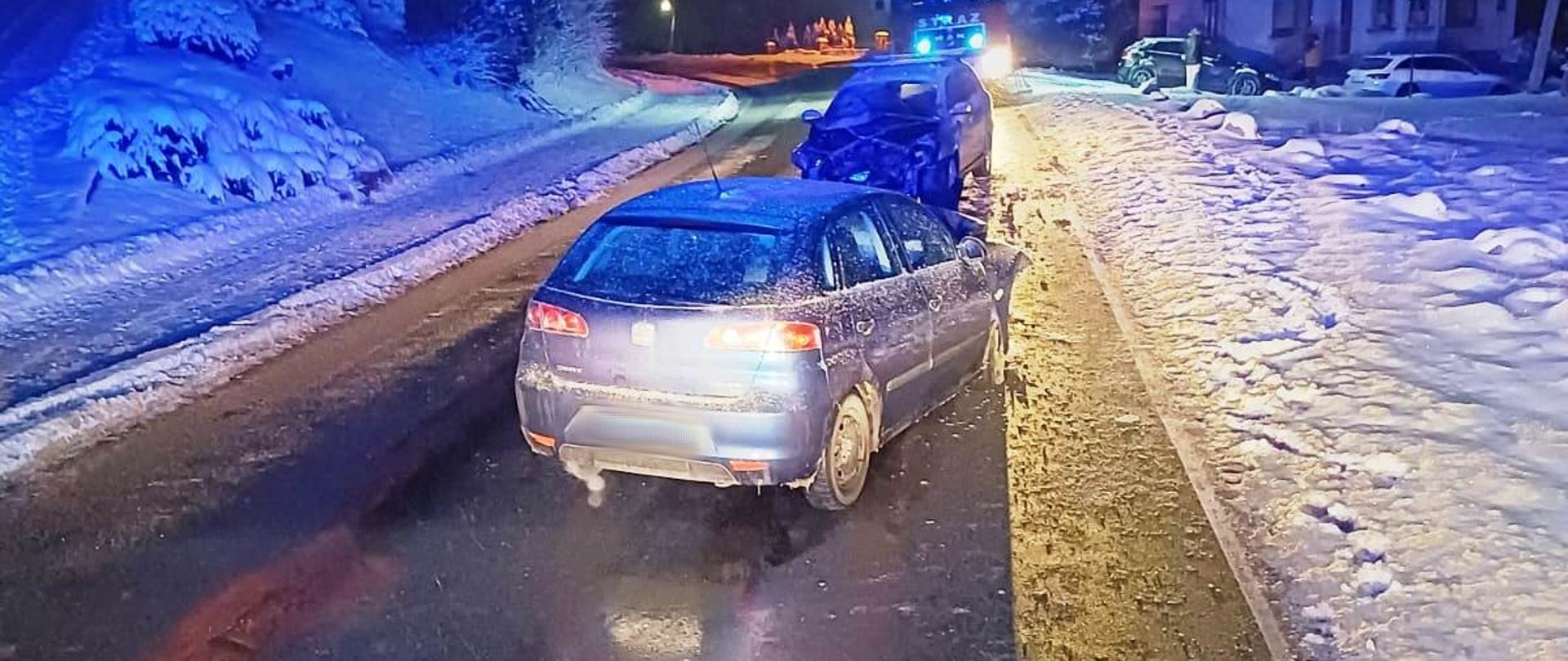 Samochody osobowe po zderzeniu na drodze