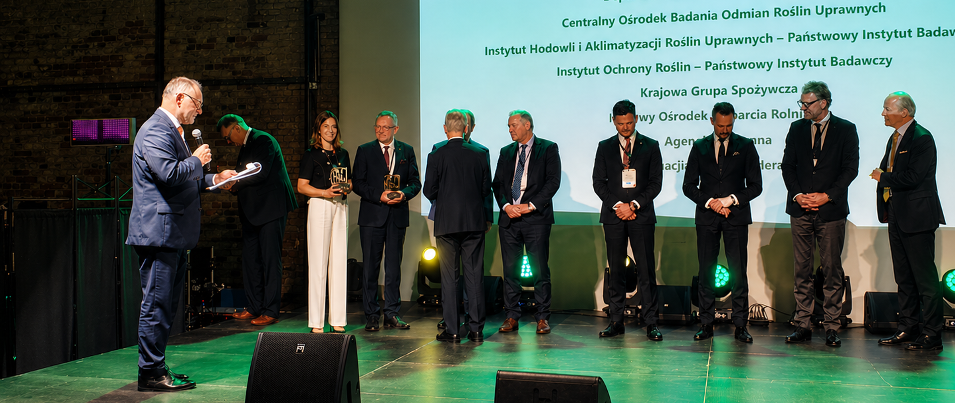 Wręczenie okolicznościowych statuetek