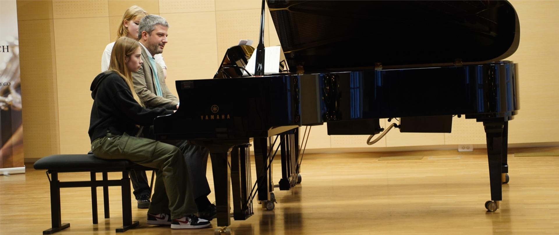 Zdjęcia przedstawiają uczestników warsztatów pianistycznych