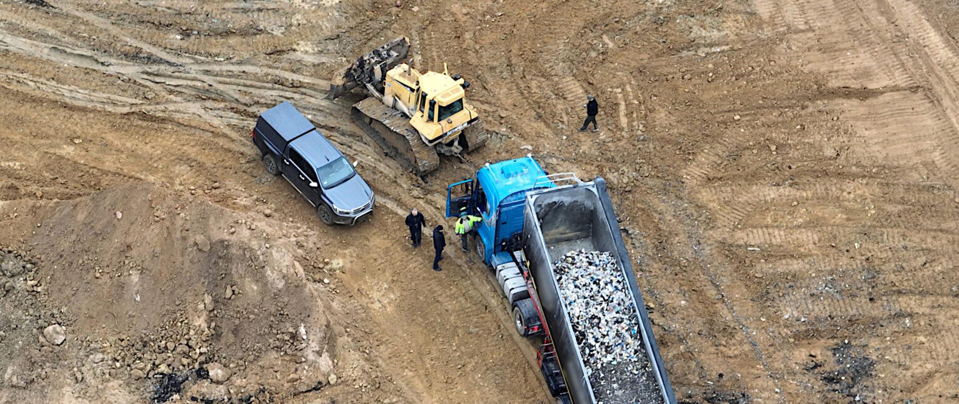 Ciężarówka z odpadami podczas kontroli, którą prowadzą inspektorzy WIOŚ we Wrocławiu