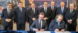 Minister Infrastruktury Dariusz Klimczak oraz wiceminister infrastruktury Arkadiusz Marchewka podczas podpisania porozumienia w sprawie współpracy z samorządem przy budowie ostatniego odcinka drogi wodnej z Zatoki Gdańskiej do Elbląga