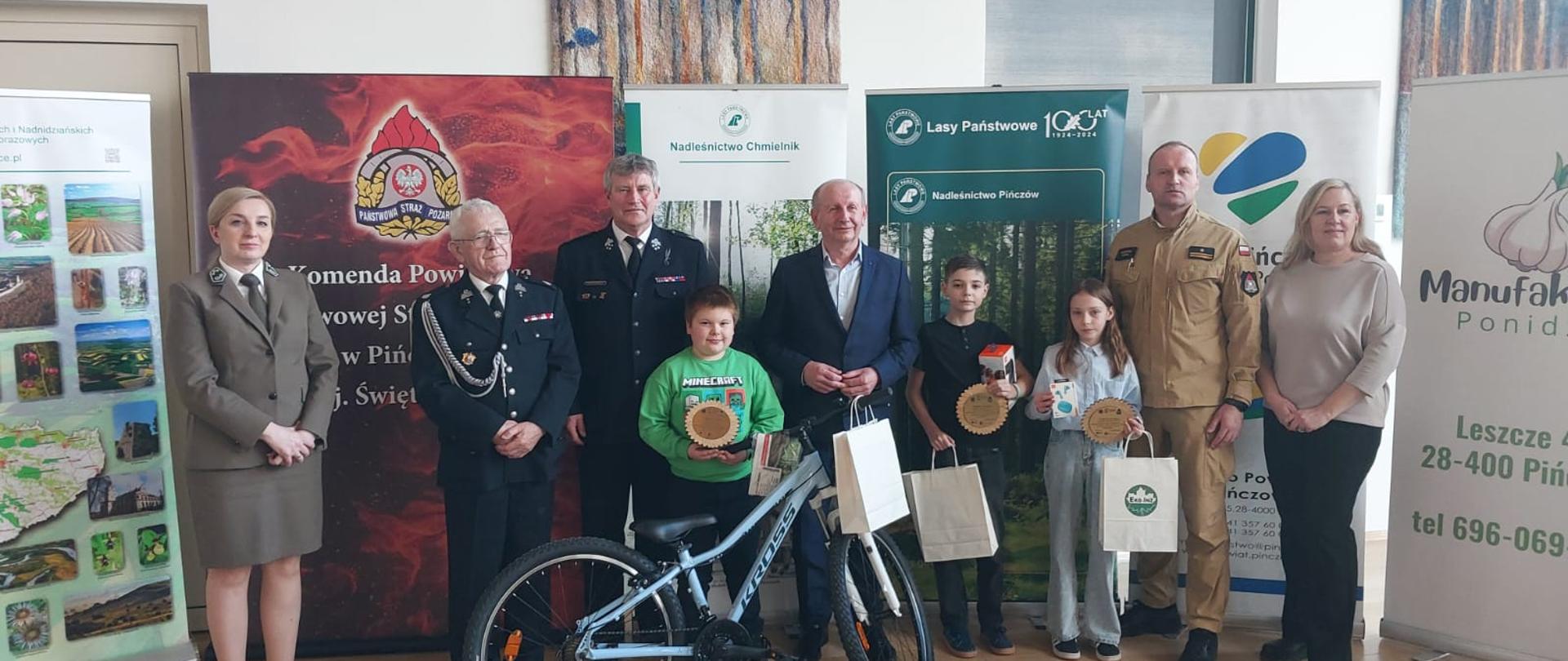 Zdjęcie przedstawia dekorację pierwszej trójki uczestników z kat. I grupy wiekowej