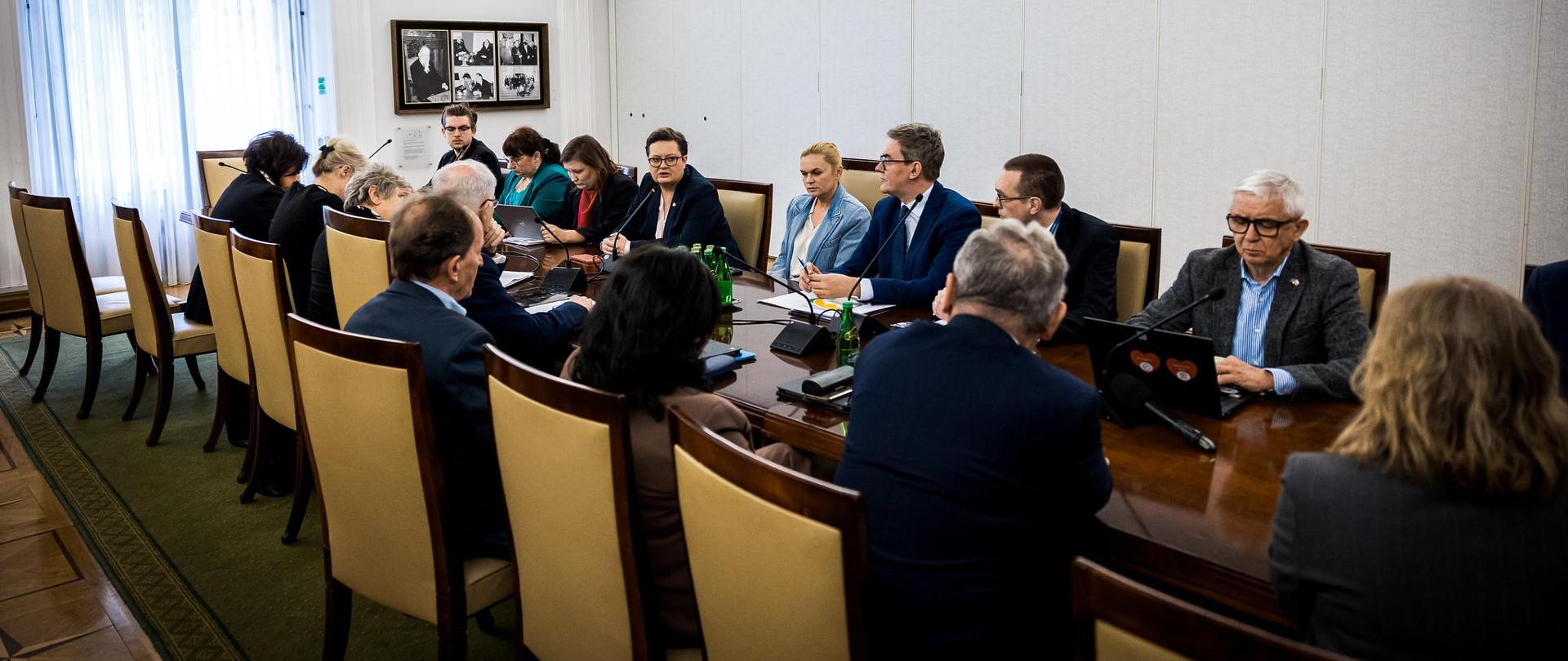 Posiedzenie Senackiej Komisji Edukacji z udziałem minister Barbary Nowackiej, ucze4stnicy siedzą przy stole i dyskutują na temat działań dotyczących edukacji 