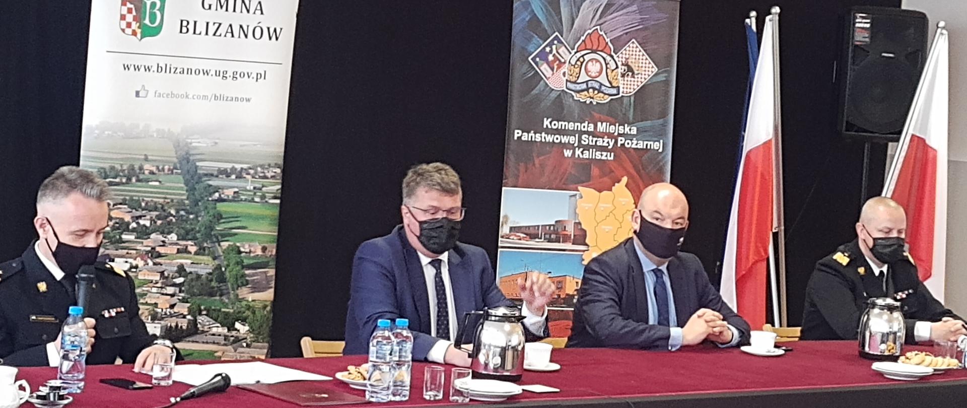 Minister MSWiA Maciej Wąsiki za stołem i przedstawia projekt ustawy o OSP, obok ministra siedzi Sekretarza Stanu w Kancelarii Prezesa Rady Ministrów Jan Dziedziczak, oraz Komendanta Głównego PSP nadbryg. Andrzej Bartkowiak Komendant Główny oraz Komendant Wojewódzki 