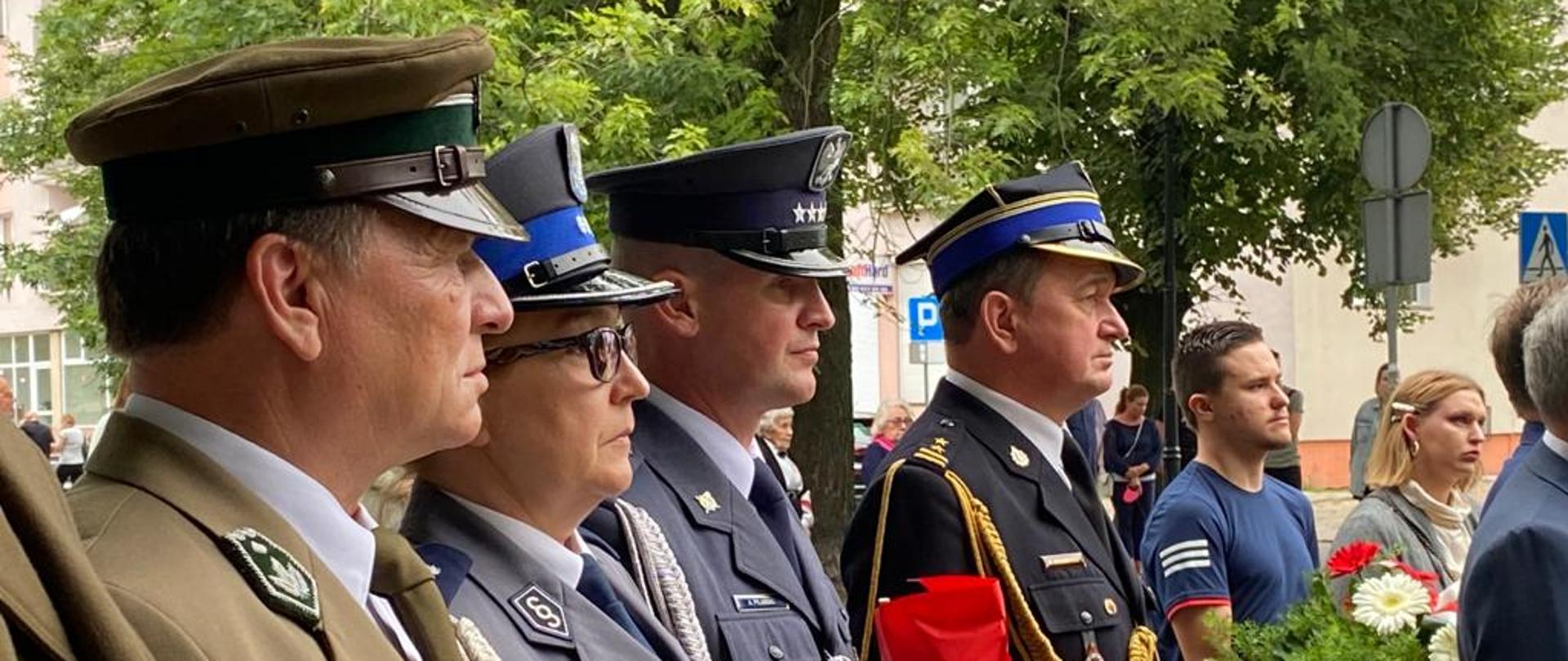 Cześć i chwała Bohaterom. Kwiaty i pamięć.