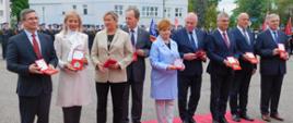 Dzień Strażaka w KM PSP w Tarnowie wręczenie parlamentarzystom i samorządowcom okolicznościowych medali z okazji 30 - lecia powołania PSP. 