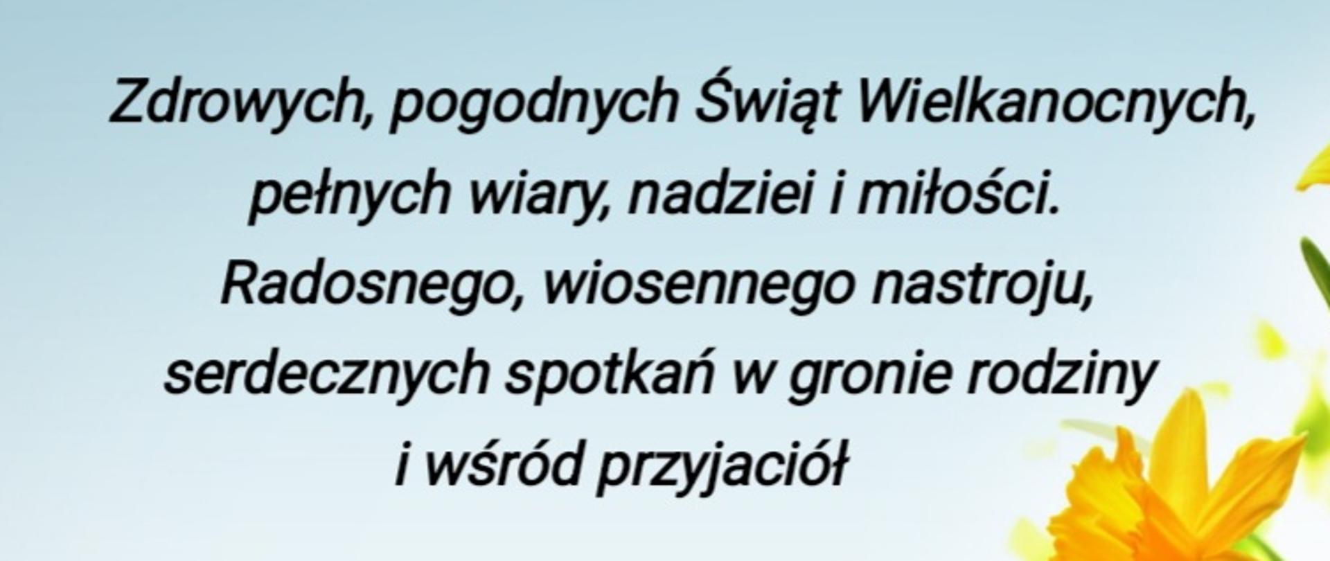 Na dole świąteczne jajka w trawie. Po prawej kwiaty. Na środku życzenia świąteczne. 