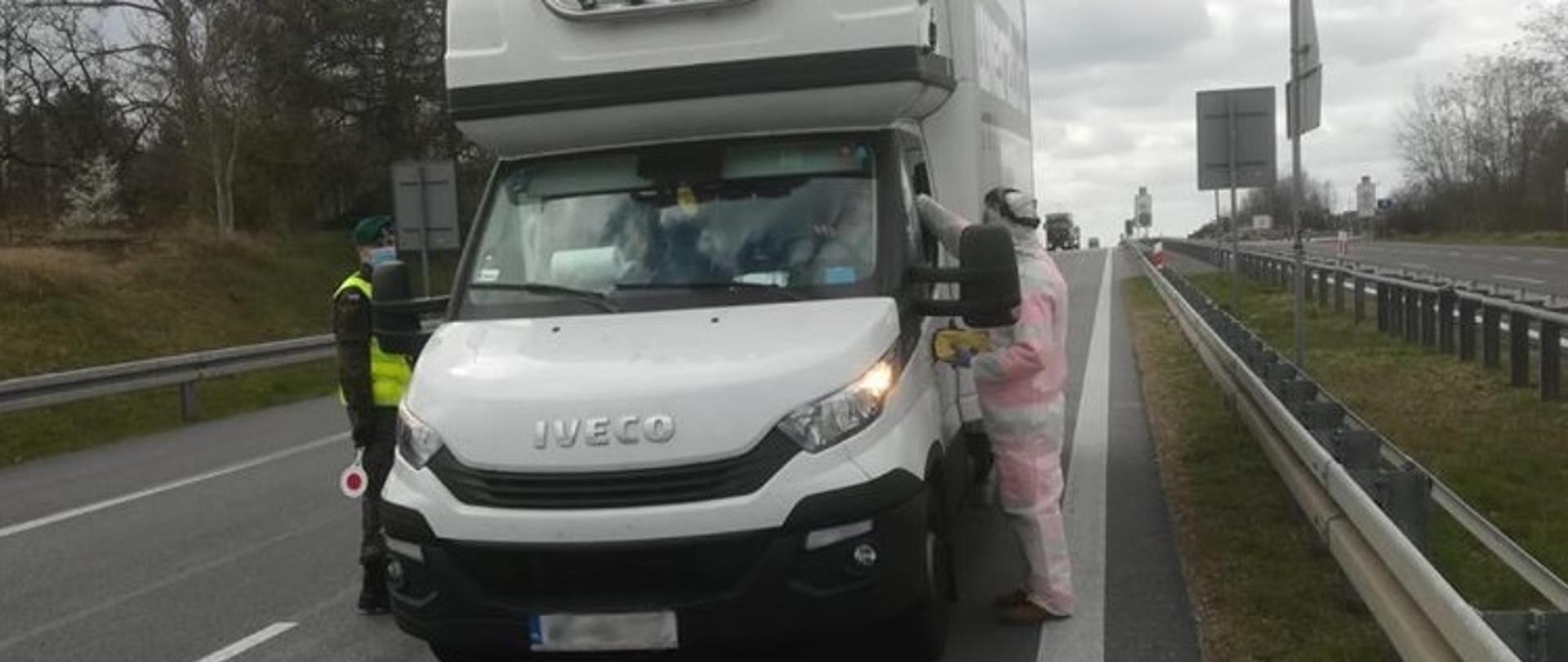 Kontrolowany samochód na drodze