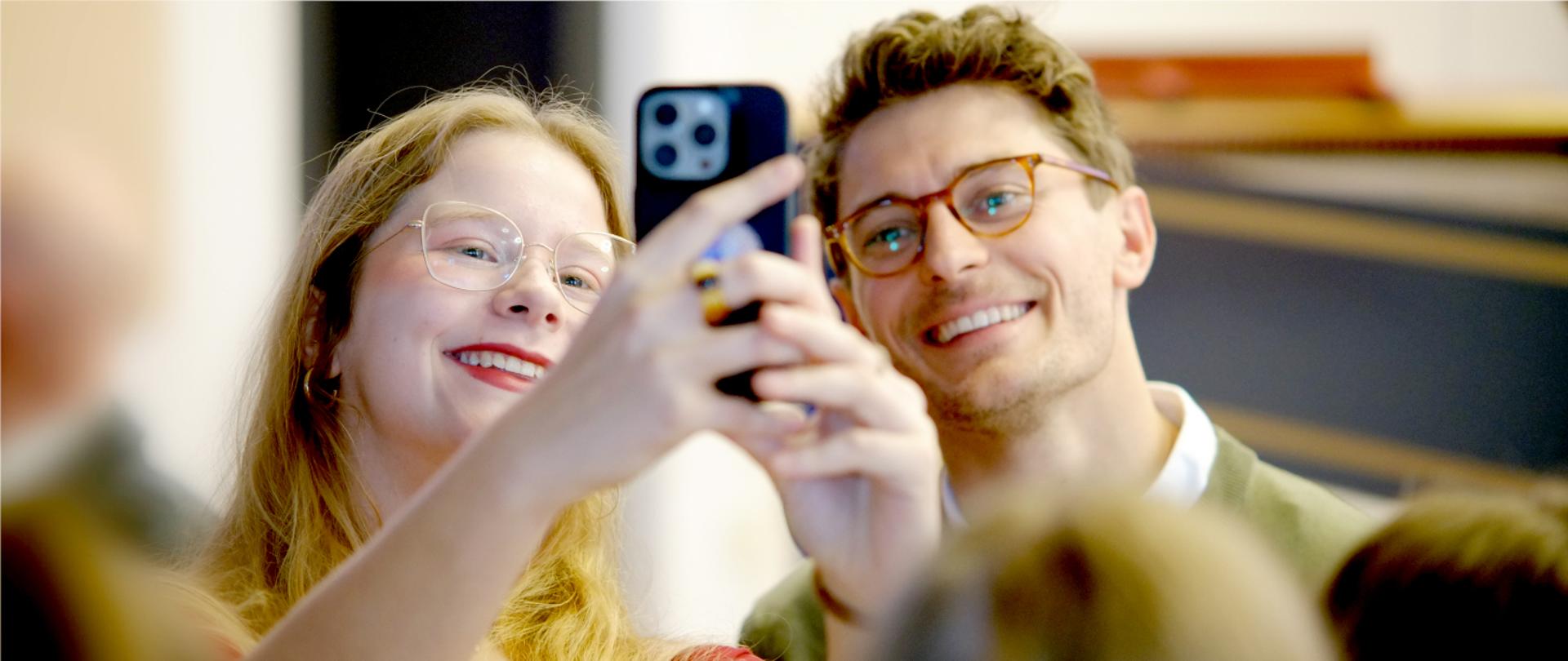 Zdjęcie przedstawia uczennicę ZPSM wykonującą selfi z J.J. Orlińskim