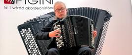 Klaudia Jokiel - uczennica klasy akordeonu p. Sławomira Mocha - grająca na akordeonie. W tle roll-up reklamujący firmę PIGINI produkującą akordeony. 