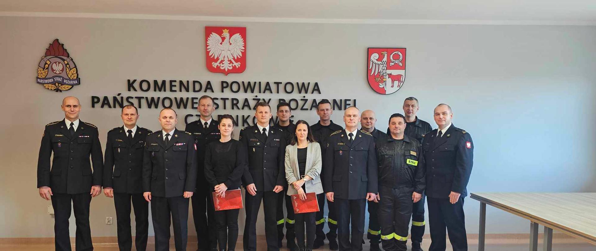 funkcjonariusze KP przy wspólnym zdjęciu