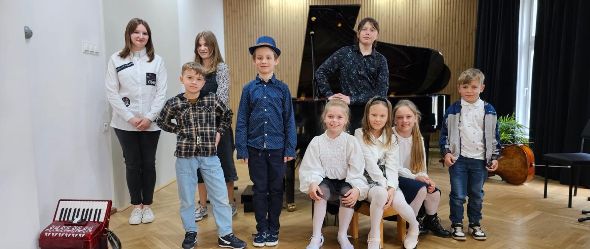 Galeria 17 zdjęć z audycji muzycznych uczniowie grają na instrumentach na scenie sali koncertowej