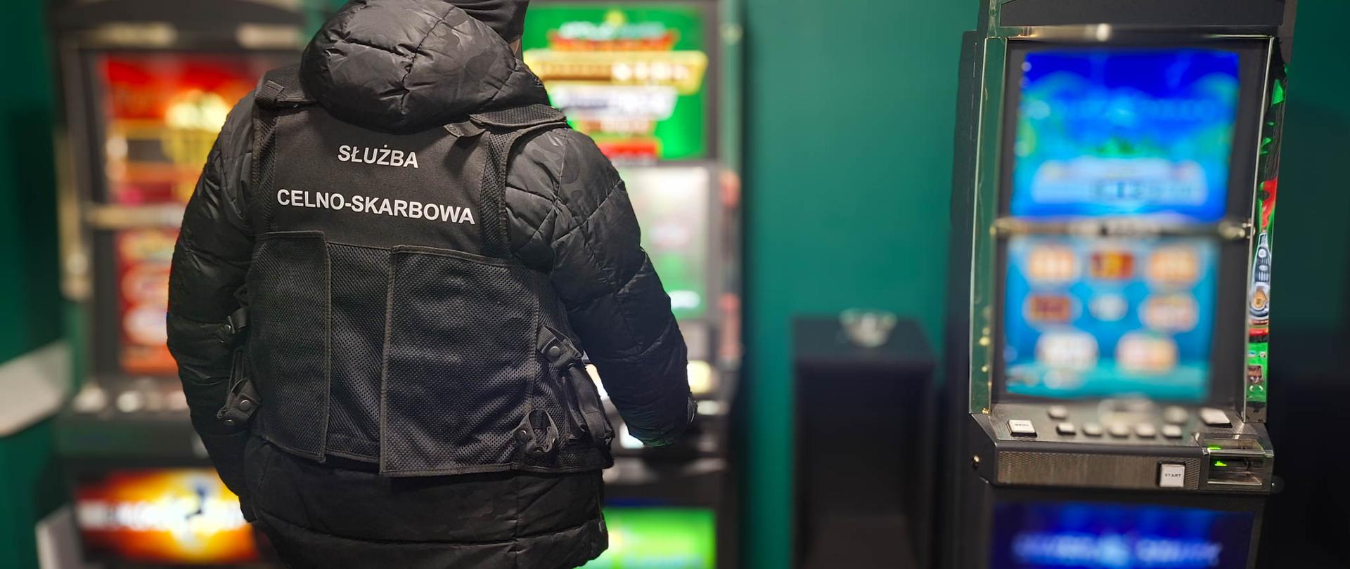 Funkcjonariusz SCS przy nielegalnych automatach do gier hazardowych.