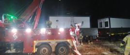 Strażacy sprawiają sprzęt do rozładunku kontenerów
