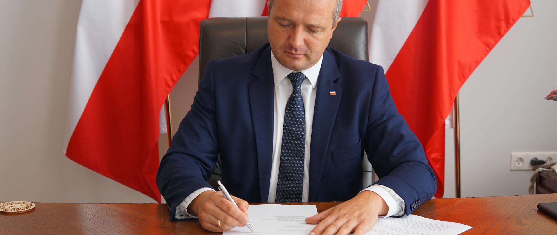 mężczyzna w garniturze