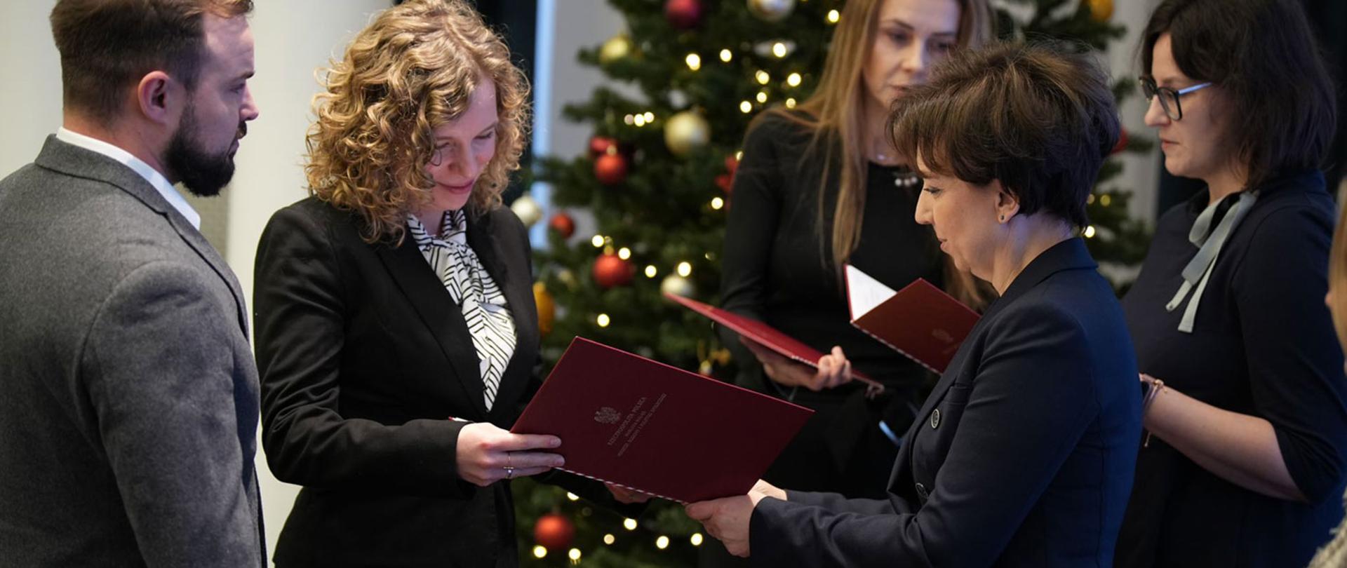 Minister Marlena Maląg wręcza nagrody uczestnikom konkursu