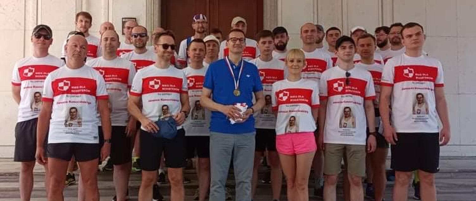 Grupa biegaczy wśród nich minister Buda i premier Morawiecki