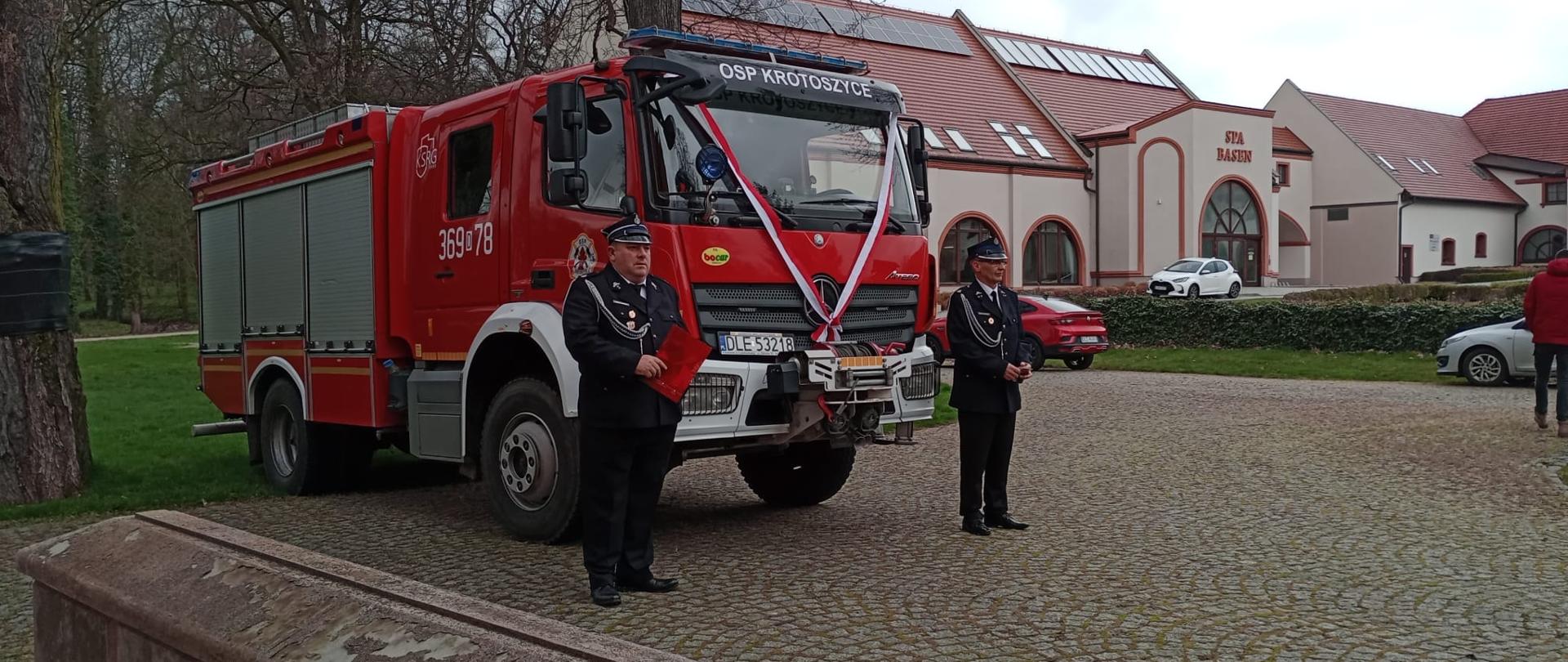 Uroczystość przekazania samochodu gaśniczego dla OSP w Krotoszycach