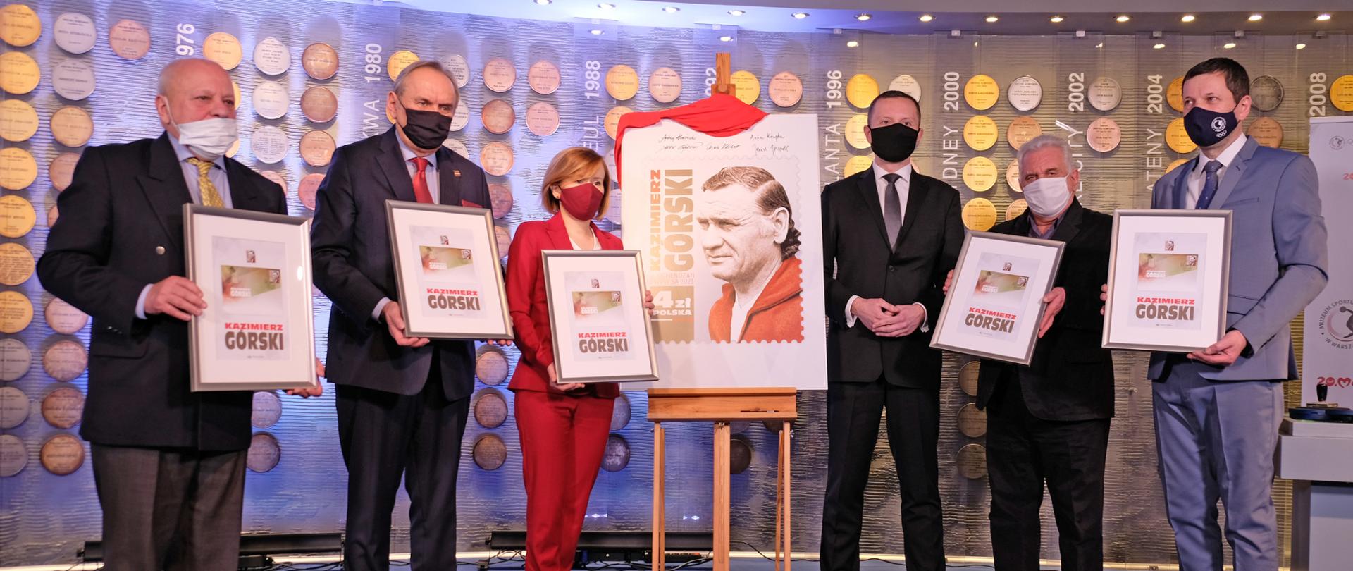 Zdjęcie grupowe podczas prezentacji znaczka.