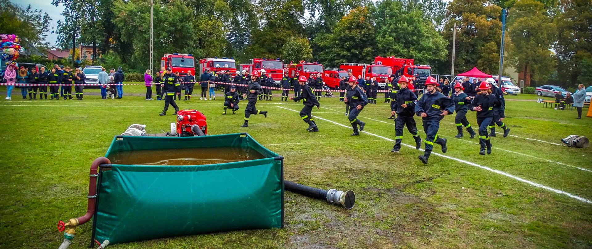 Start Młodzieżowej Drużyny Pożarniczej w ćwiczeniu bojowym