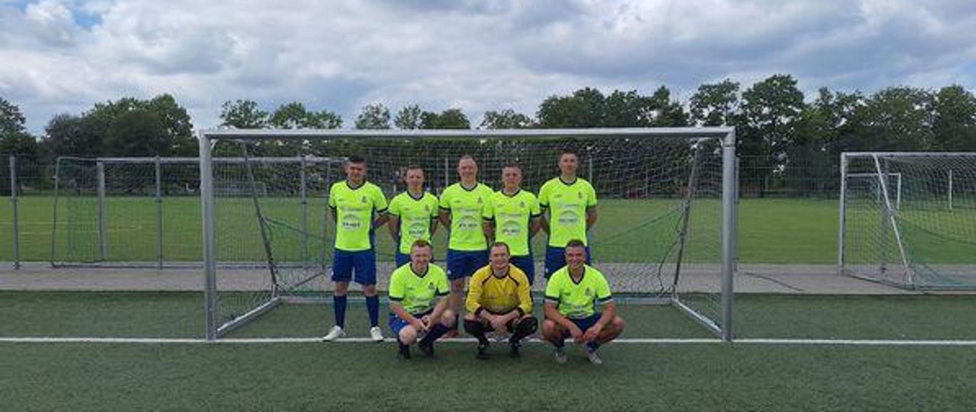 Drużyna piłkarska stoi przed bramką