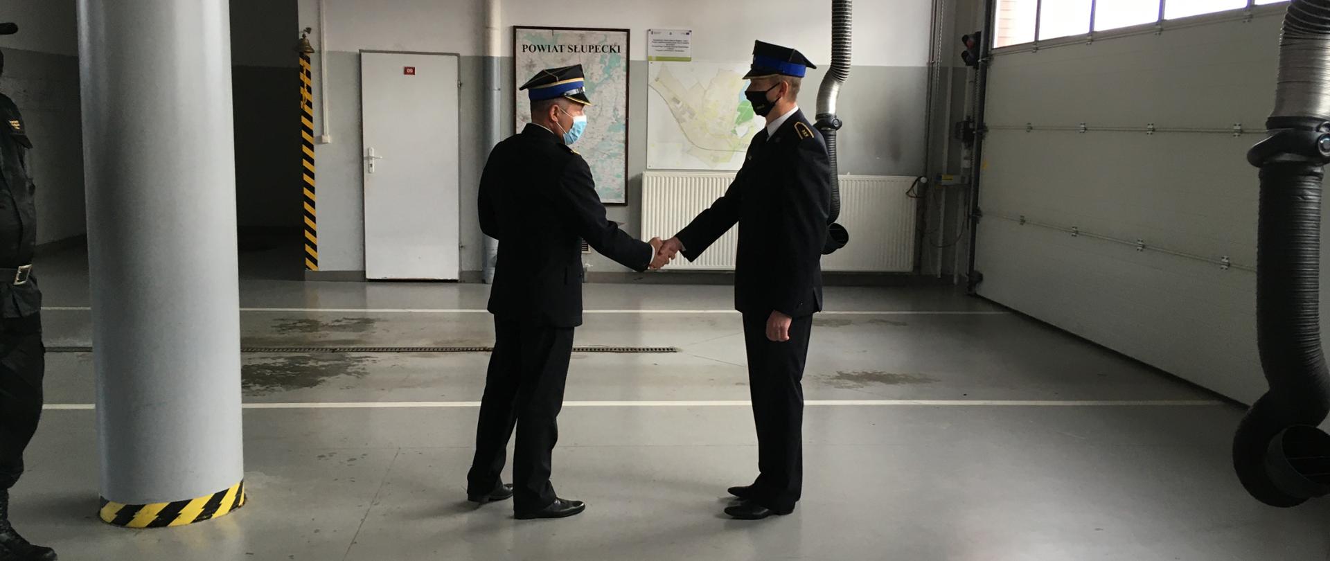 Komendant wręcza decyzję o przejściu funkcjonariusza na zaopatrzenie emerytalne