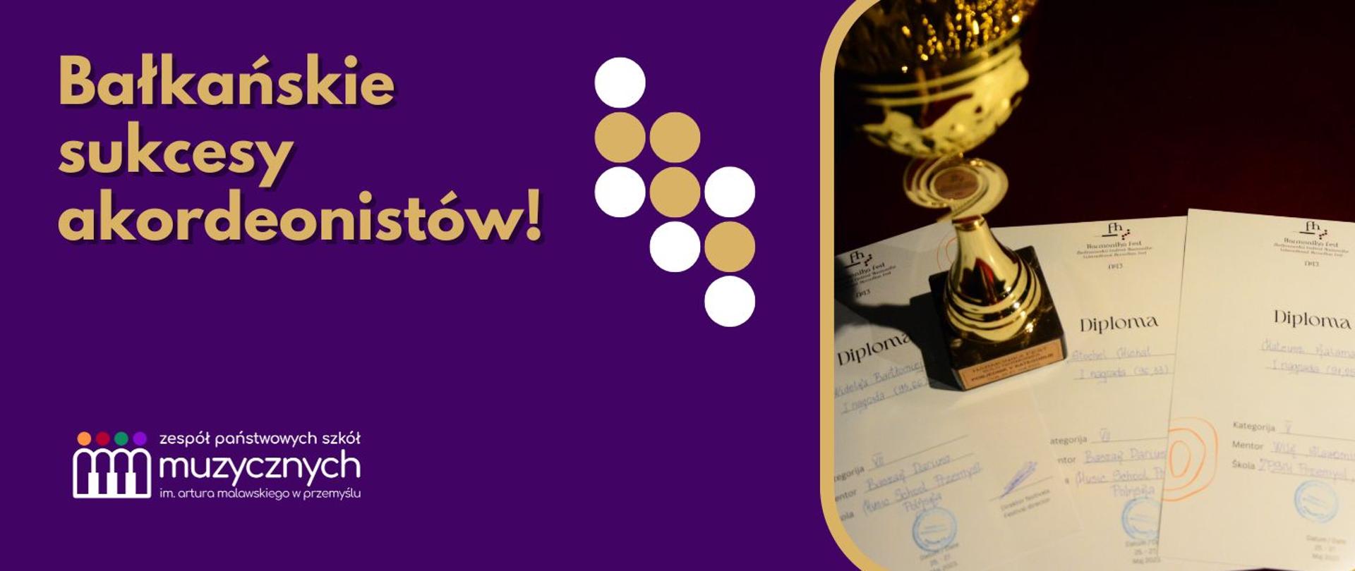 Na fioletowym tle znajduje się napis „Bałkańskie sukcesy akordeonistów”.
Poniżej logotyp szkoły. Na prawo od napisu znajdują się ułożone w ukosie w trzech rzędach i w dwóch kolorach kółka symbolizujące guziki akordeonu, dalej na prawo znajduje się zdjęcie dyplomów za zajęcie I miejsca w XIII Międzynarodowym Festiwalu Akordeonowym „Harmonika Fest” w Tivat w Czarnogórze.