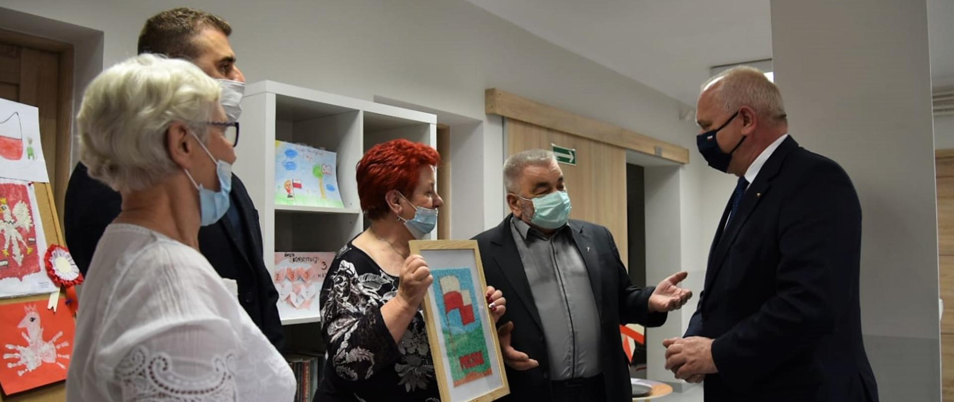 Wojewoda rozmawia z seniorami w czasie wizyty w Klubie Seniora 