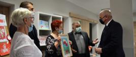 Wojewoda rozmawia z seniorami w czasie wizyty w Klubie Seniora 
