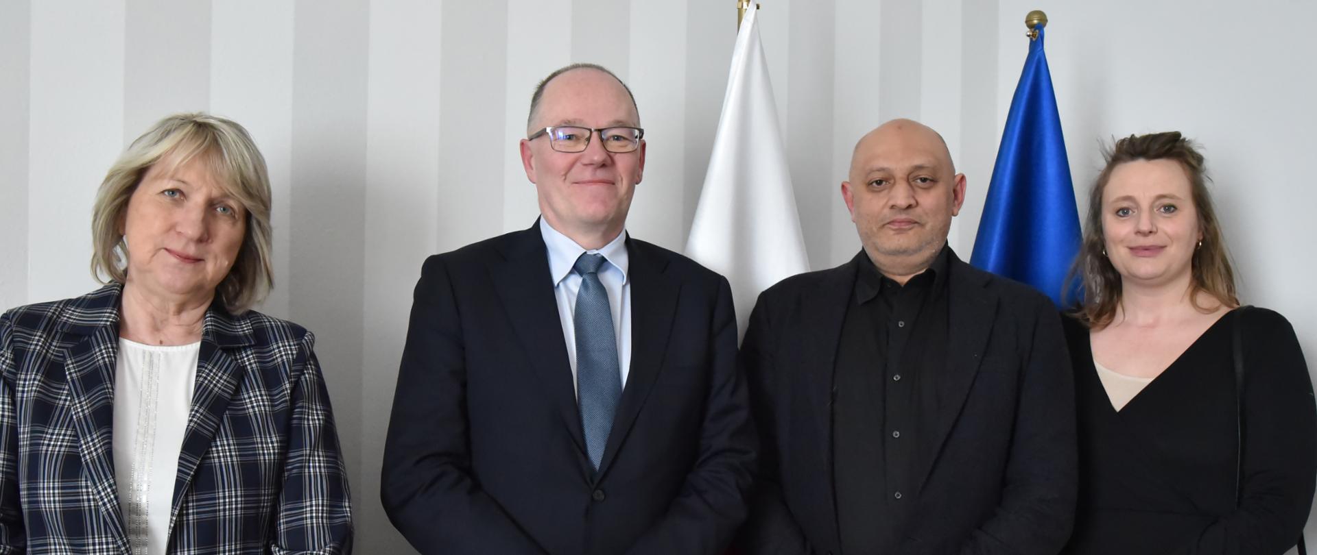 Główny Geolog Kraju, wiceminister Krzysztof Galos spotkał się z Dyrektorem ds. Polityki Europejskiej Rady ds. Energii Geotermalnej (European Geothermal Energy Council) Sanjeev’em Kumar’em. W rozmowach wzięły udział także Prezes Polskiego Stowarzyszenia Geotermicznego, prof. Beata Kępińska z Instytutu Gospodarki Surowcami Mineralnymi i Energią Polskiej Akademii Nauk oraz dr Katarzyna Kurek z Instytutu Ochrony Przyrody Polskiej Akademii Nauk.