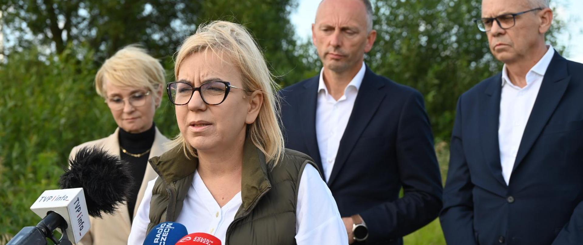 ministra klimatu i środowiska Paulina Hennig-Kloska na konferencji prasowej na terenie Mokradła Pyszka, dotyczącej projektu renaturyzacji rzeki Pysznicy