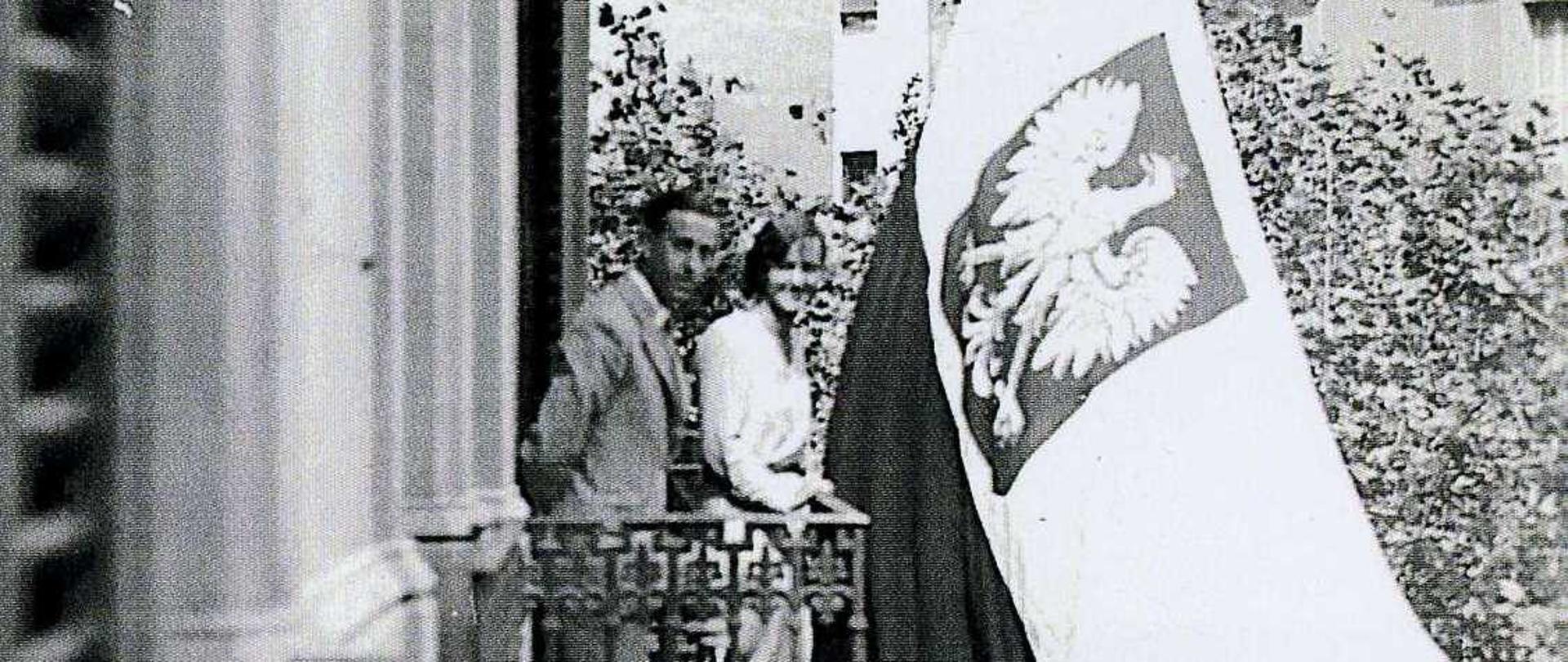 Konsul Eduardo Rodón y Blasa i Wanda Morbitzer na balkonie konsulatu honorowego RP w Barcelonie