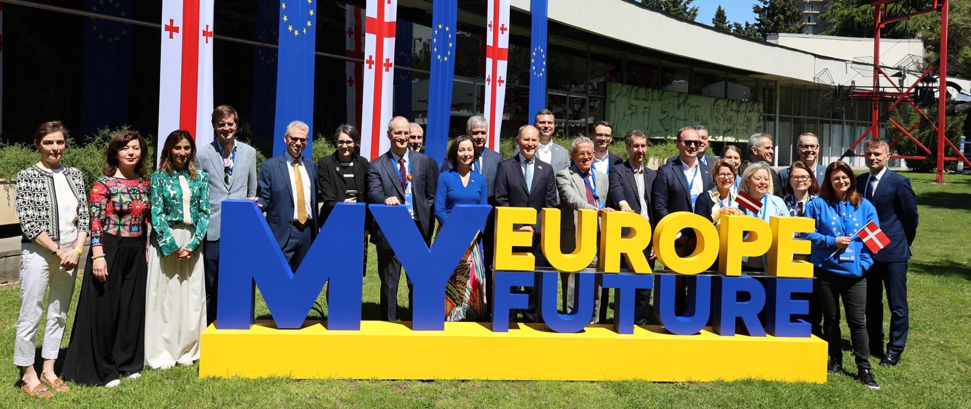 Ambasadorowie krajów członkostwa Unii Europejskiej podczas Europe Day pozują do zdjęcia razem