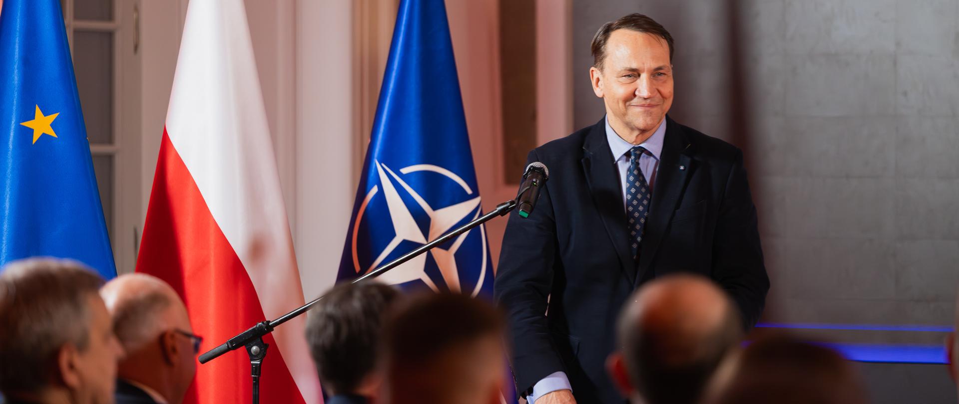 Szef polskiej dyplomacji Radosław Sikorski przyznał specjalne nagrody pracownikom MSZ