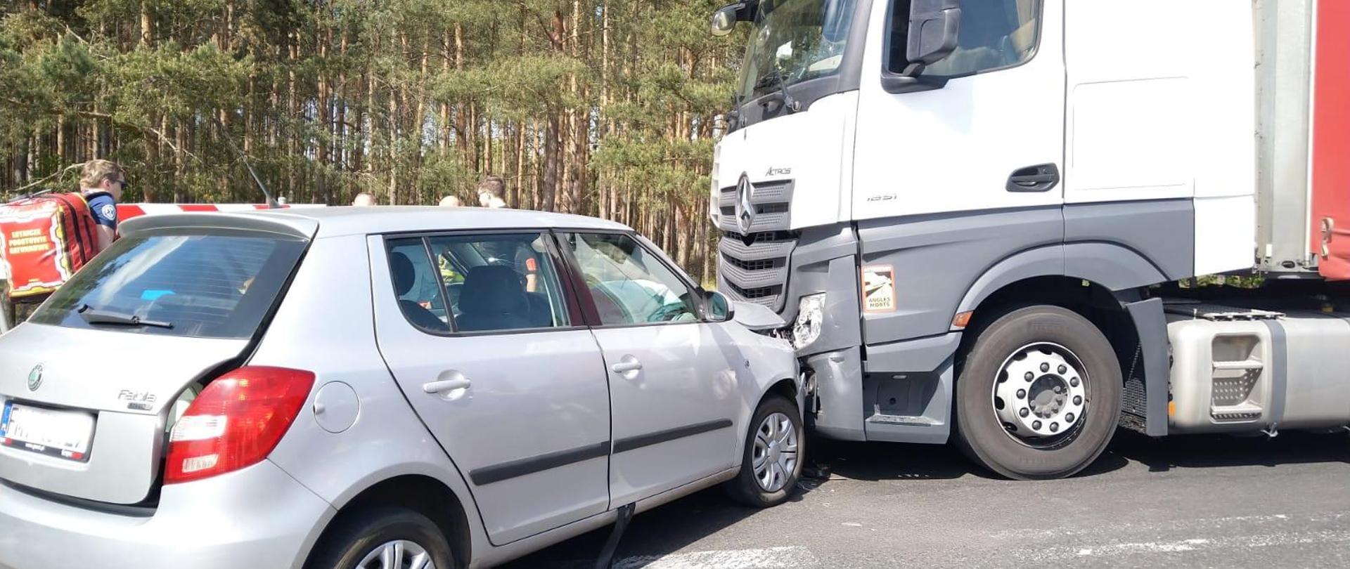 Zderzenie czołowe samochodu osobowego z samochodem ciężarowym.