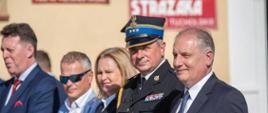 Wojewoda pomorski, pomorski komendant wojewódzki Państwowej Straży Pożarnej oraz zaproszeni goście podczas uroczystości przekazania nowego samochodu pożarniczego.