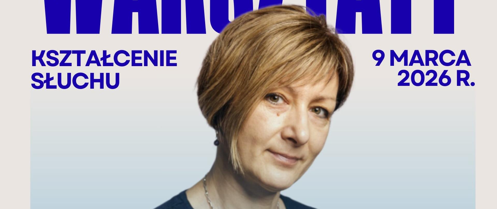 Plakat przedstawia zdjęcie Grażyny Paciorek-Draus w ciemnej bluzce. Na zdjęciu widoczna jest jakaś przewieszka na szyi P. Grażyny. Trzcionka na plakacie jest koloru niebieskiego i białego. Na dole widoczne są logotypy szkoły i samorządu uczniowskiego. 