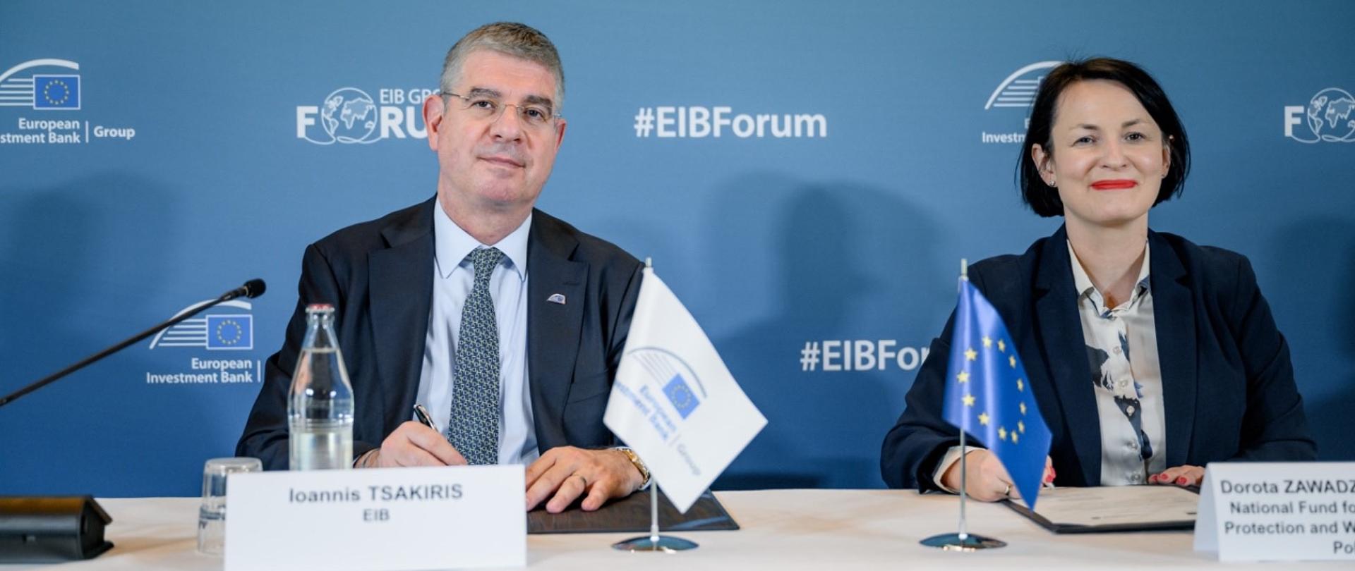 Dorota Zawadzka-Stępniak, prezes zarządu NFOŚiGW i wiceprezes Ioannis Tsakiris EIB. Podpisanie umowy na realizację „Krajowego Programu Pilotażowego ELENA”.