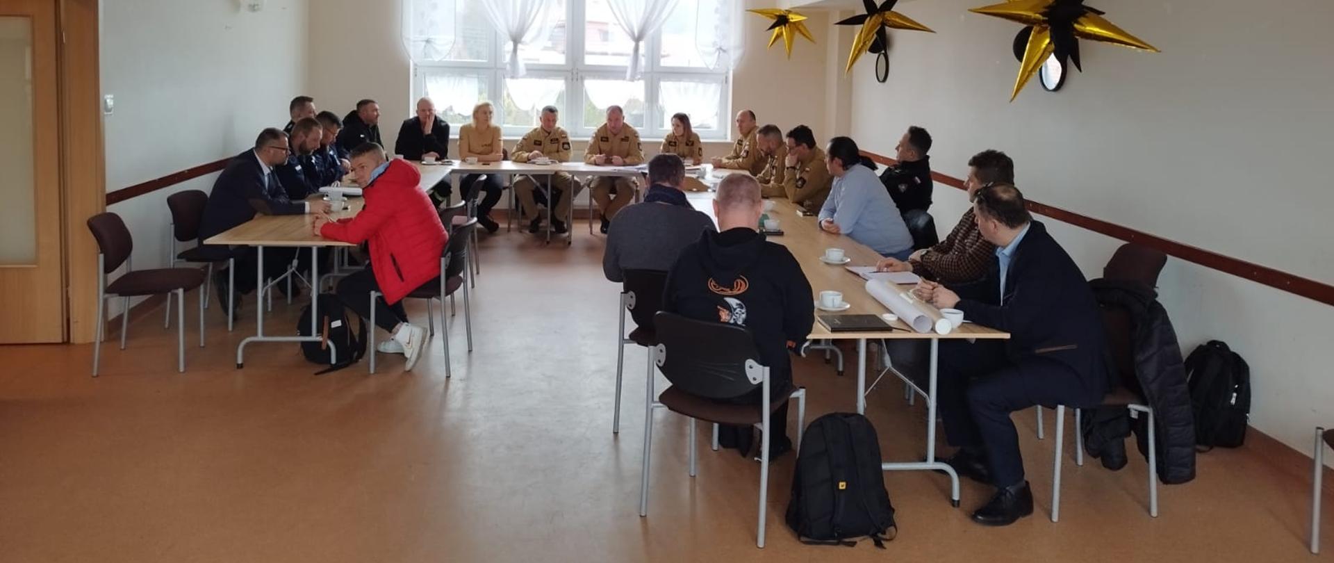 Zdjęcie przedstawia osoby uczestniczące w ćwiczeniu aplikacyjnym w Rozlewni Gazu LPG GASPOL w Barlinku