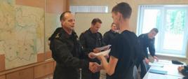 Zdjęcie przedstawia st.bryg. Andrzeja Góreckiego - Komendanta Powiatowego PSP w Brodnicy wręczającego zaświadczenie o ukończeniu kursu podstawowego strażaków ratowników OSP.