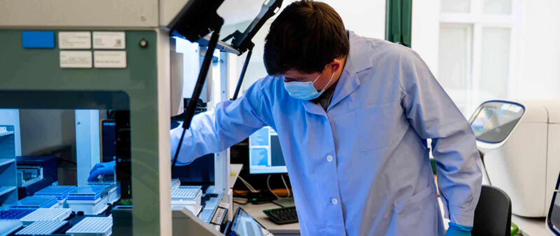 Pracownik Instytutu Ekspertyz Sądowych korzystający z nowego urządzenia 