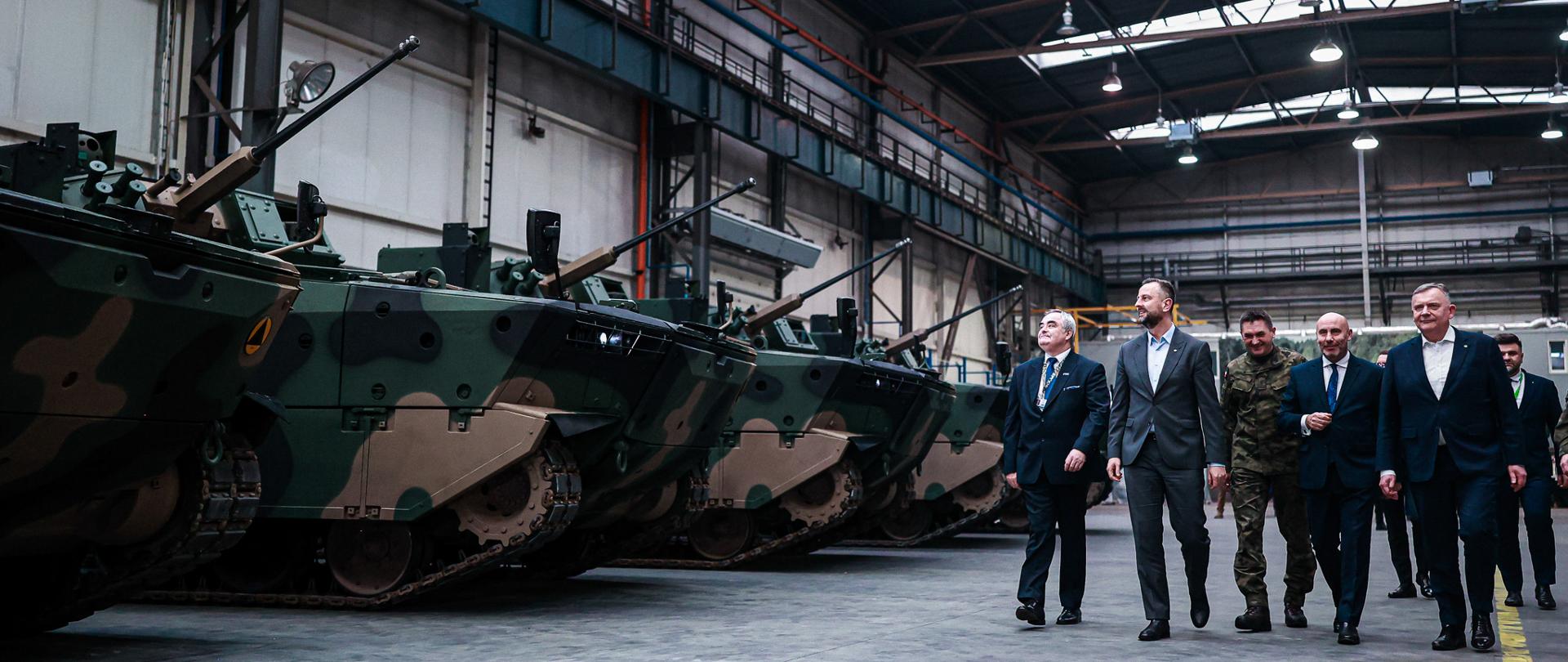 4 grudnia 2025 r. w Stalowej Woli, wicepremier - minister obrony narodowej Władysław Kosiniak-Kamysz wziął udział w uroczystości przekazania Siłom Zbrojnym RP pierwszych 15 seryjnych egzemplarzy Bojowych Wozów Piechoty BORSUK. Fot. Krzysztof Niedziela/MON